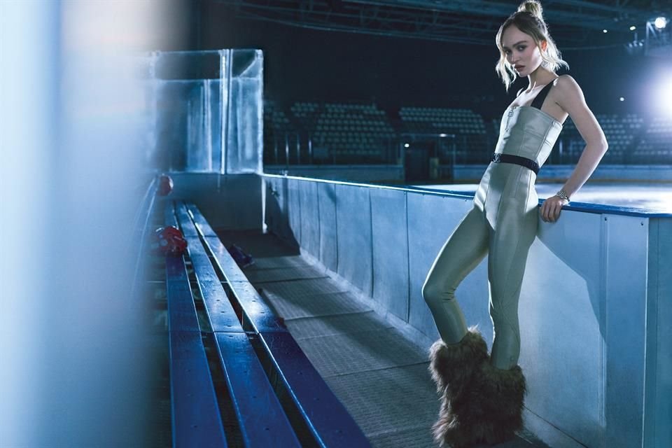 La firma Chanel anunció la salida de su nueva línea Coco Neige 2023-24 de la mano de la embajadora Lily-Rose Depp.