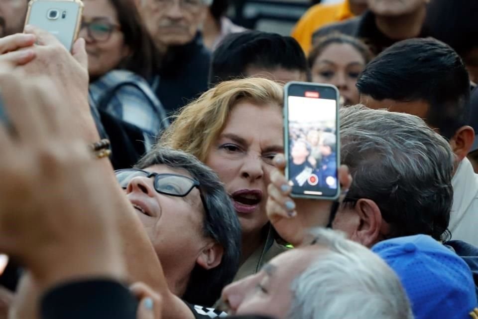 Beatriz Gutiérrez Müller, esposa del Presidente López Obrador, se dio tiempo para tomarse fotos y saludar al público que la rodeó e impedía su salida de la plancha del Zócalo.