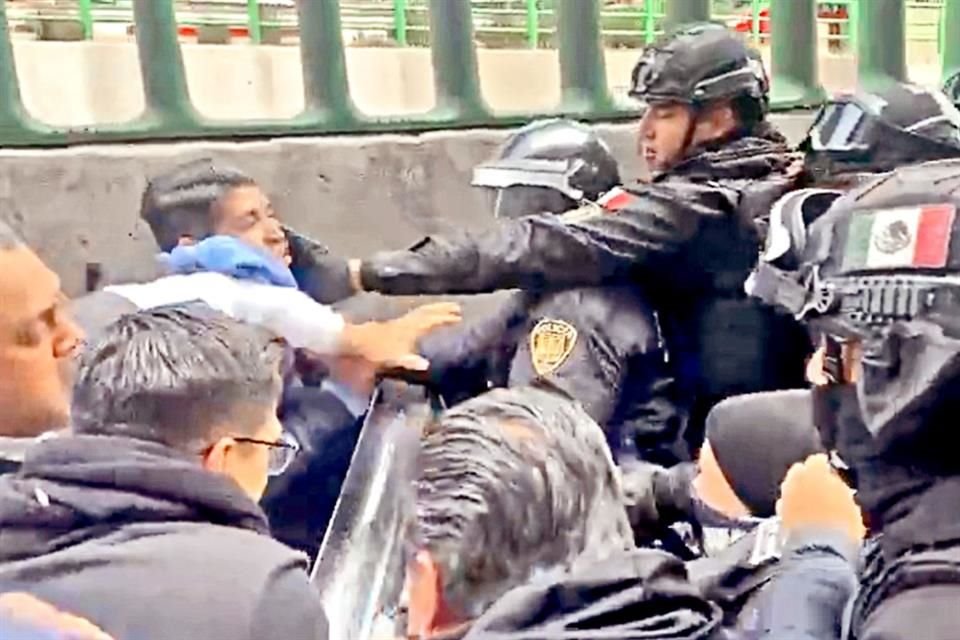 En el Periférico, policías se enfrentaron a manifestantes para abrir paso.