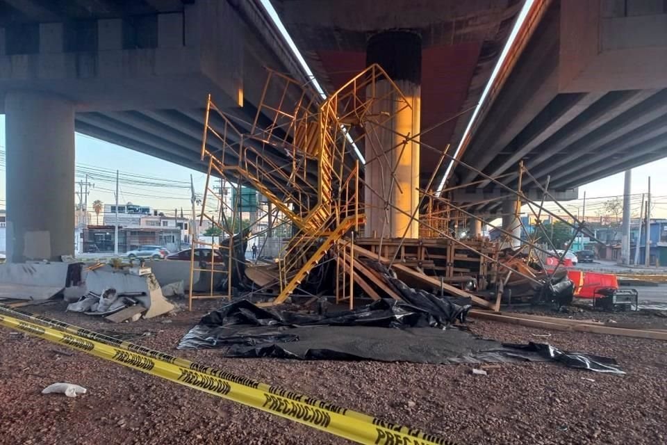 El accidente se registró en las columnas que se ubican sobre la Avenida Universidad y el puente de Juan Pablo Segundo.