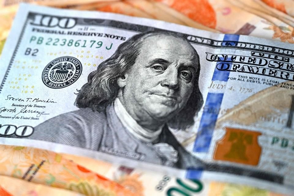 La moneda mexicana cotizaba en 19.3391 por dólar, con una depreciación del 0.20 por ciento.