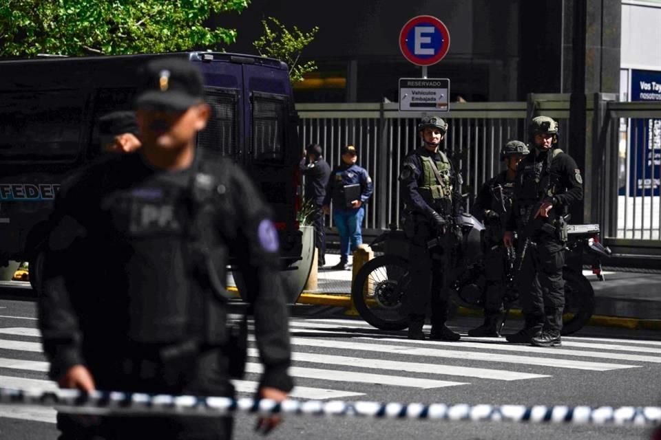 Agentes de la Policía Federal hacen guardia en la Avenida Mayo durante un operativo de seguridad alrededor de la Embajada de Israel en Buenos Aires.