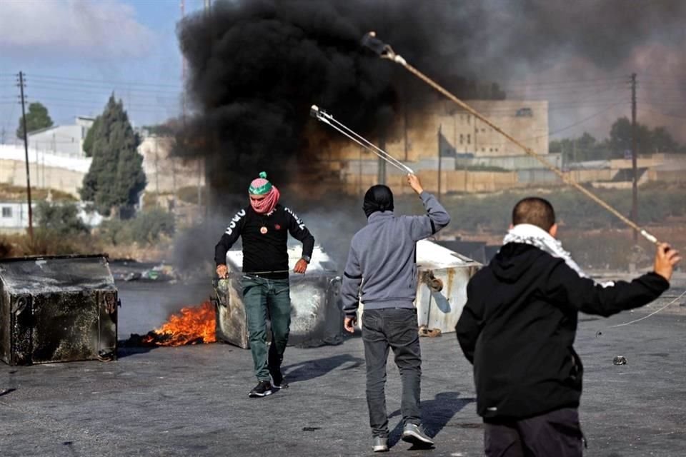 Los palestinos utilizan hondas para arrojar piedras a los soldados israelíes durante una manifestación en Ramalá.