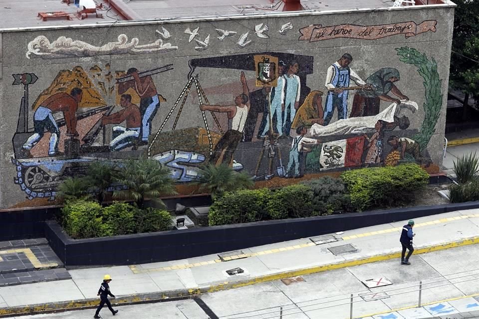 Los murales del Centro SCOP están siendo retirados para resguardarlos en tanto se concreta la rehabilitación del conjunto, dañado por los sismos de 1985 y 2017.