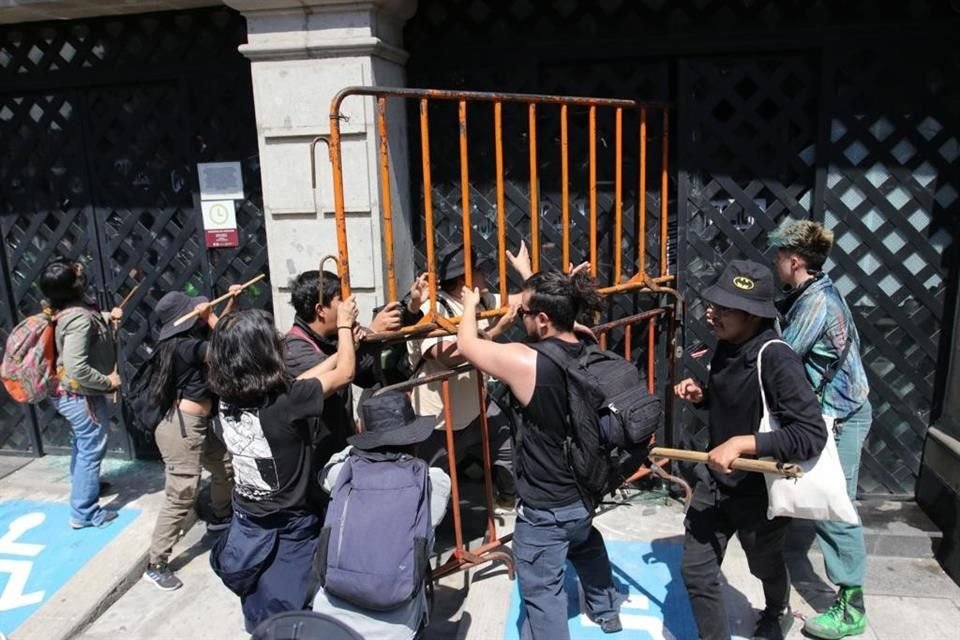 Manifestantes intentaron ingresar por la fuerza a las oficinas de la Secretaría de Pueblos y Barrios Originarios y Comunidades Indígenas Residentes.