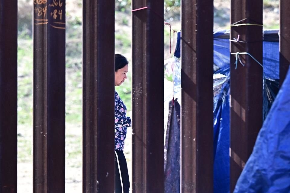 Migrantes se refugian en carpas en la frontera entre México y Estados Unidos, el 10 de octubre.