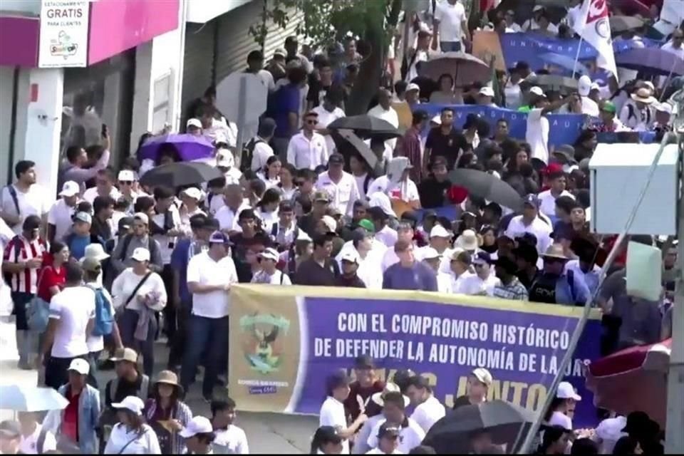 Miles marcharon en Culiacán, Sinaloa al advertir la violación de su autonomía por parte del Poder Judicial.