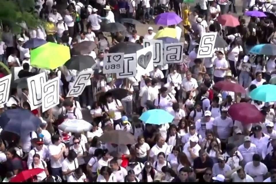 En la 'Marcha por la defensa de la autonomía' participaron miles de personas.