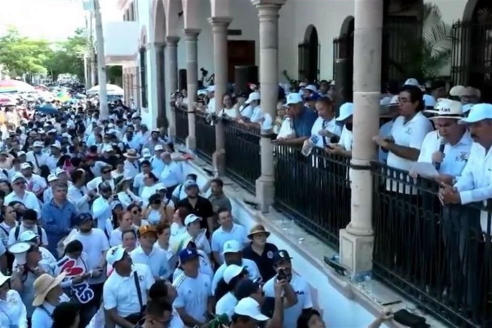 En la marcha, Jesús Madueña Molina, quien fue destituido como Rector de la UAS, dirigió unas palabras.