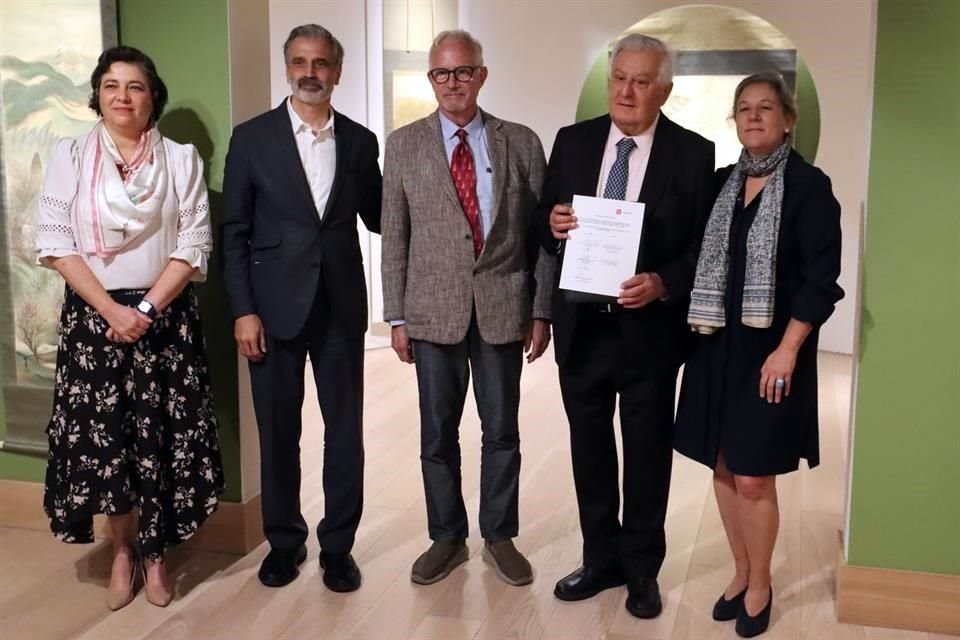 Silvia Giorguli, Miguel Fernández Félix, Terry Welch y Antonio y Blanca del Valle en la ceremonia de donación del acervo al Museo Kaluz.