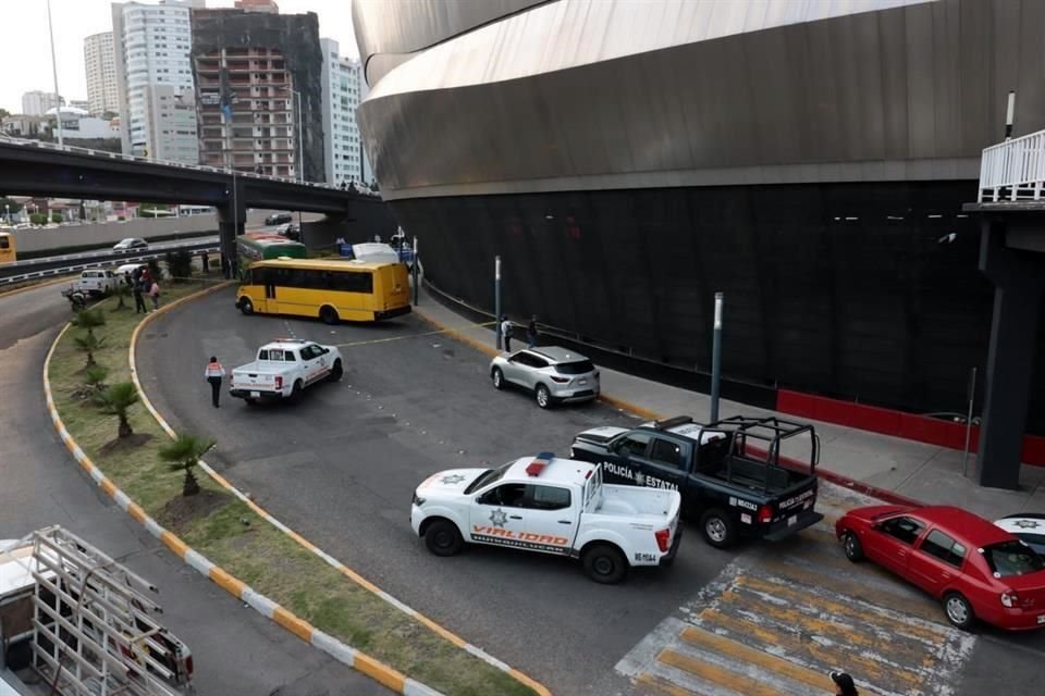 Ambos hombres quedaron tendidos afuera del centro comercial Interlomas.