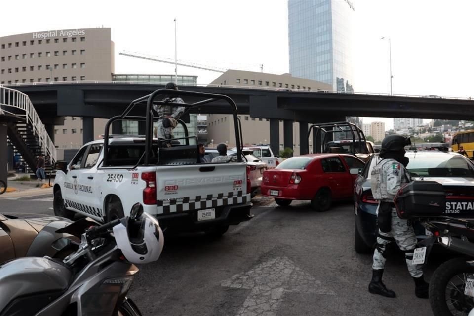 El doble homicidio ocurrió cerca del acceso 3 al estacionamiento de Paseo Interlomas.  Al parecer, las víctimas eran perseguidas por sus agresores, quienes iban a bordo de una motocicleta.