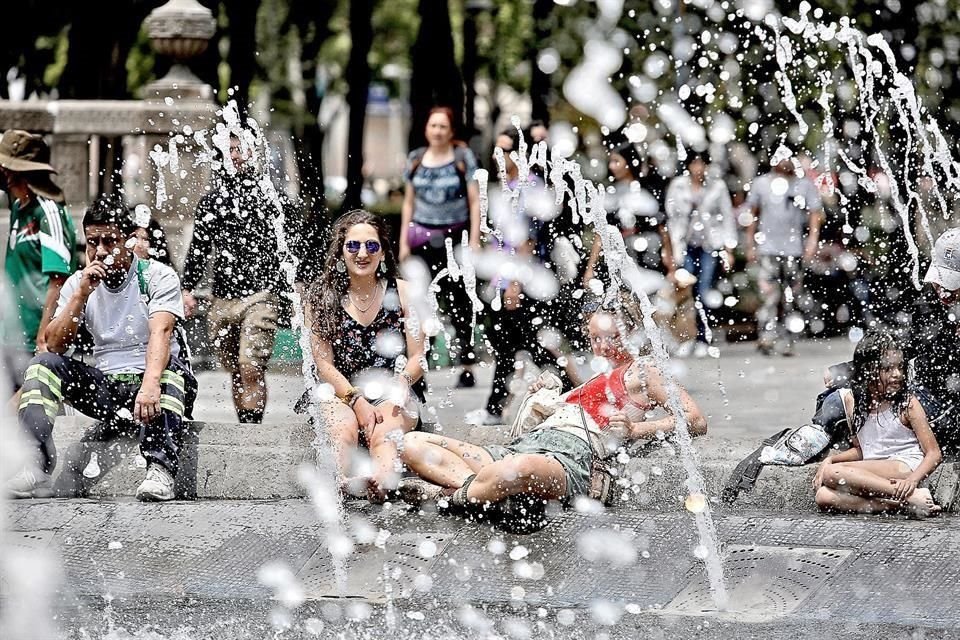 Las fuentes fueron usadas para refrescarse durante las oleadas de calor en la CDMX.