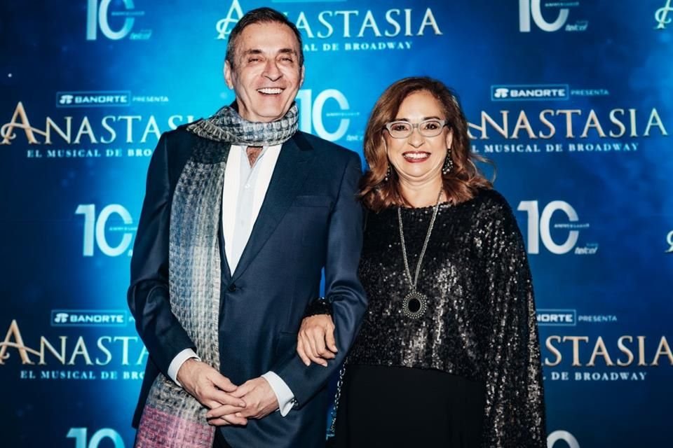 Morris Gilbert, director general de Mejor Teatro y Julieta Gonzáles, productora de Ocesa, decidieron celebrar la primera década de existencia.