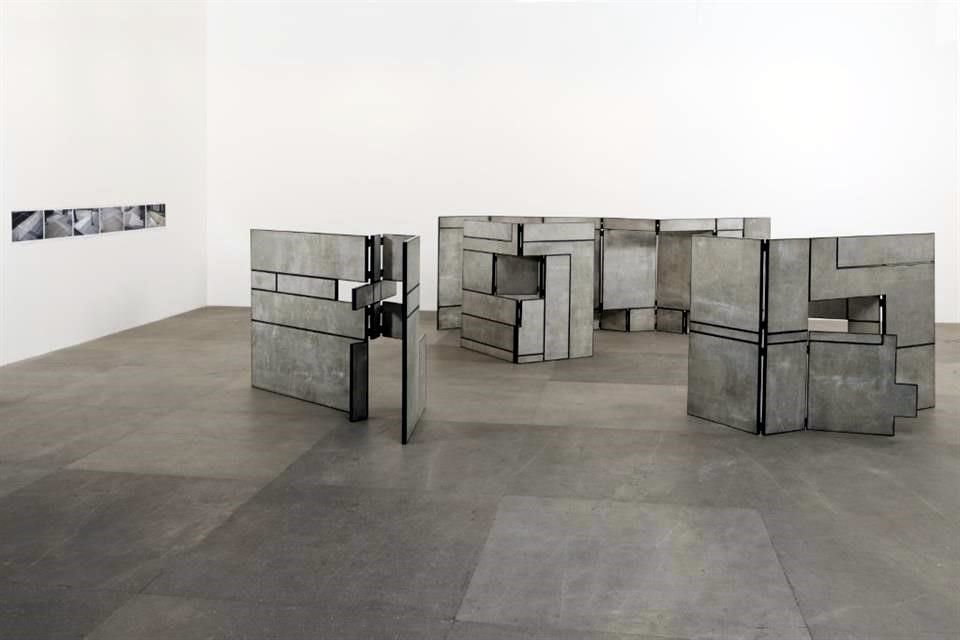 'Mamparas composición concreta' (2004-2006), obra de Damián Ortega.