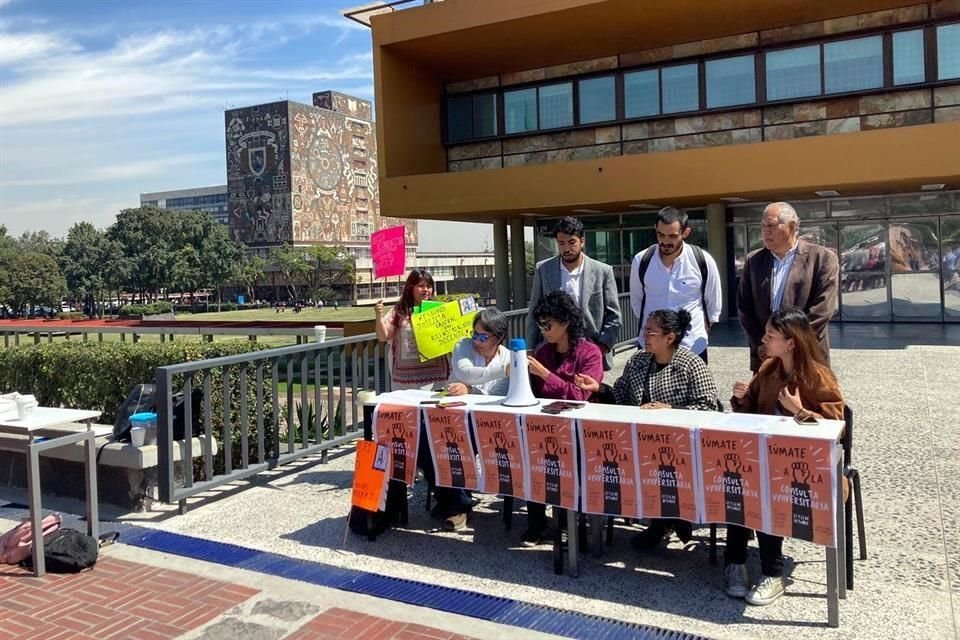 El Frente Amplio de Universitarias y Universitarios en conferencia.