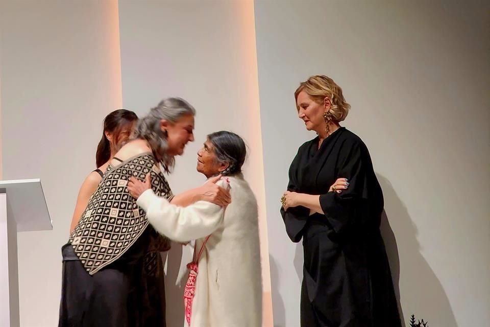Martina de la Cruz fue reconocida con el reconocimiento un premio del Museo Kaluz y Dior, por preservar el patrimonio cultural de México.