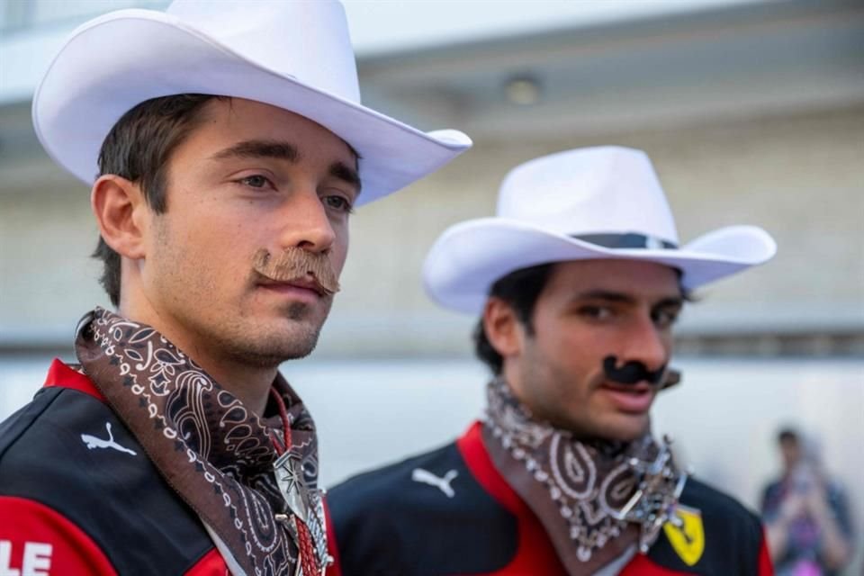 Charles Leclerc y Carlos Sainz, cambiaron los nómex y guantes por sombreros y hasta bigotes postizos para estar muy ad hoc para el GP de EU.