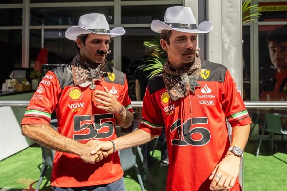 Charles Leclerc y Carlos Sainz, cambiaron los nómex y guantes por sombreros y hasta bigotes postizos para estar muy ad hoc para el GP de EU.