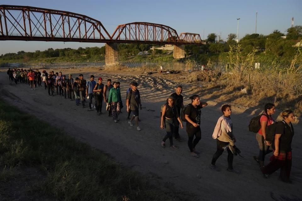 La Patrulla Fronteriza de EU redirige su personal hacia los cruces ferroviarios para detener a los migrantes.