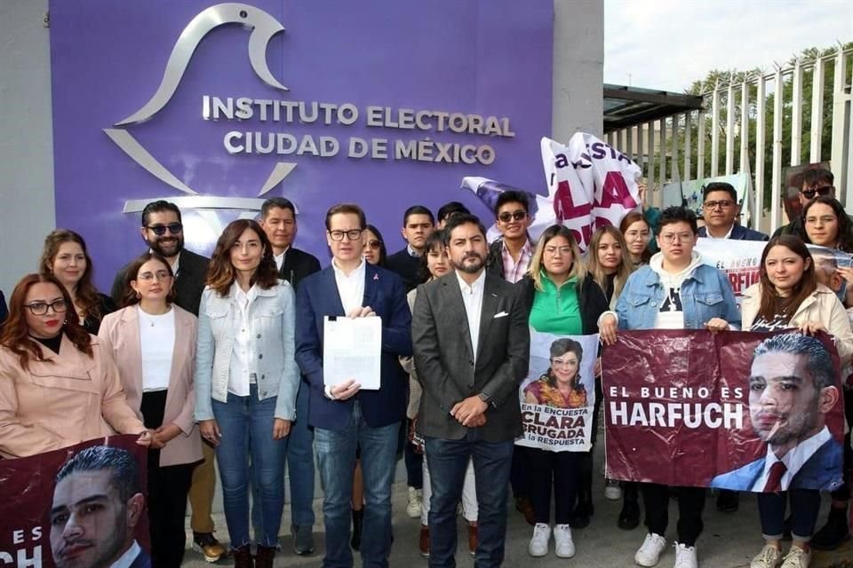 Integrantes de Movimiento Ciudadano durante la presentación de la denuncia ante el IECM.