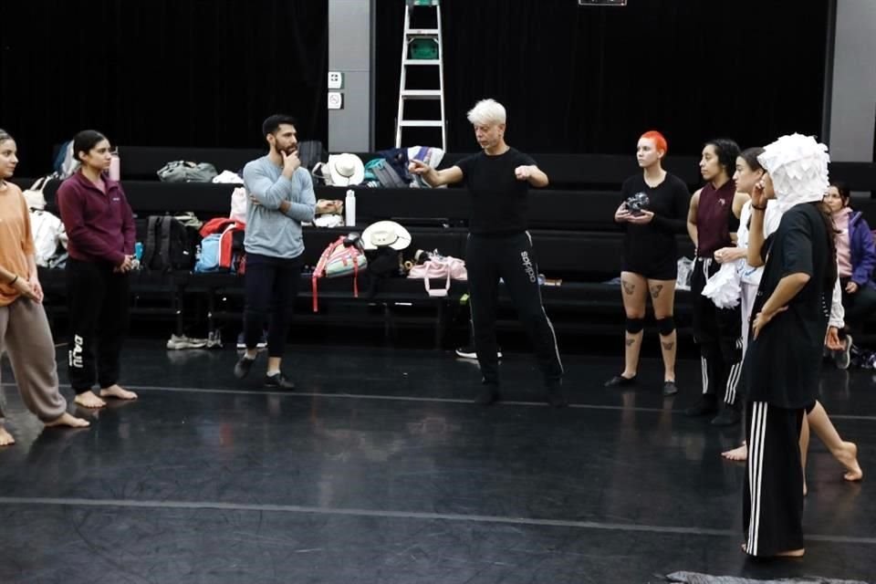 El coreógrafo Juan de Torres durante un ensayo con la Compañía Juvenil de Danza Contemporánea (Daju) de la UNAM, que interpretará la obra este sábado y domingo en la Sala Covarrubias del CCU.