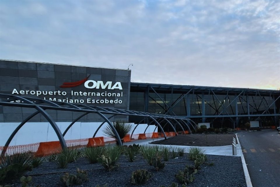 Grupos aeroportuarios recibieron un golpe adicional a sus ingresos al aprobarse una cuota de 9% por uso de aeropuertos, según expertos.