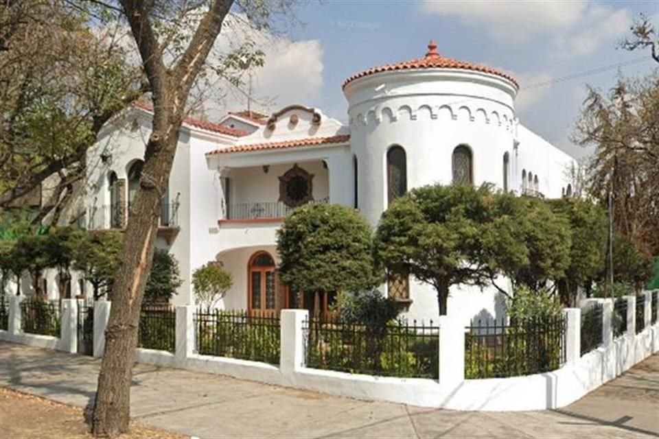 La residencia en Las Lomas está valuada en 90 mdp.