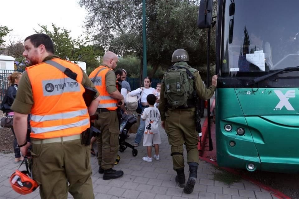 Soldados del ejército israelí ayudan a evacuar a los residentes de la ciudad norteña de Kiryat Shmona.