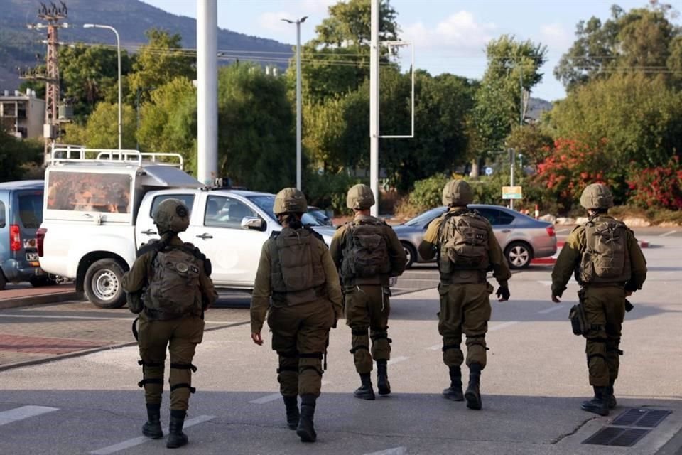 Soldados israelíes patrullan la ciudad norteña de Kiryat Shmona.