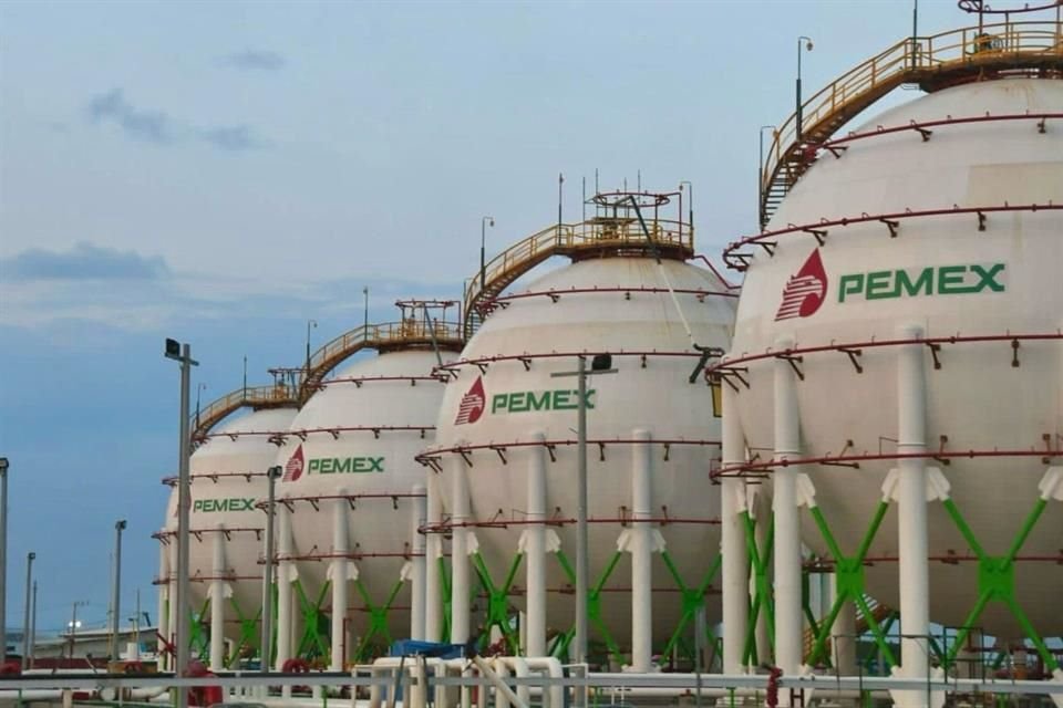 La carga de deuda de Pemex asciende a aproximadamente 99 mil 400 millones de dólares.