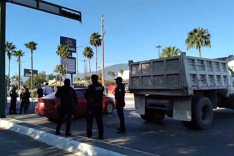 Los participantes en la protesta colocaron varios vehículos para bloquear uno de los accesos a la Casa de Gobierno.