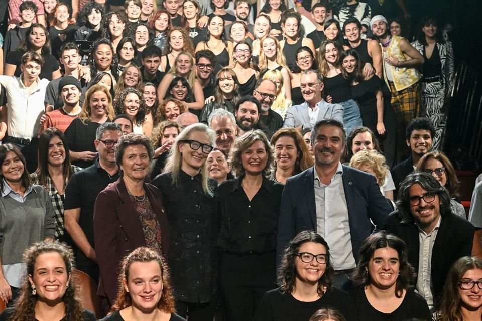 La actriz Meryl Streep en una foto grupal de los estudiantes de actuación de la Escuela Superior de Artes Dramáticas