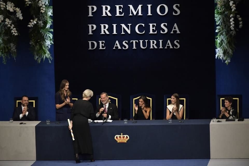 Streep recibiendo el premio 'Princesa de las Artes' por parte de la familia real de España; El Rey Felipe VI, la Reina Letizia, la Princesa Leonor y la Princesa Sofía.