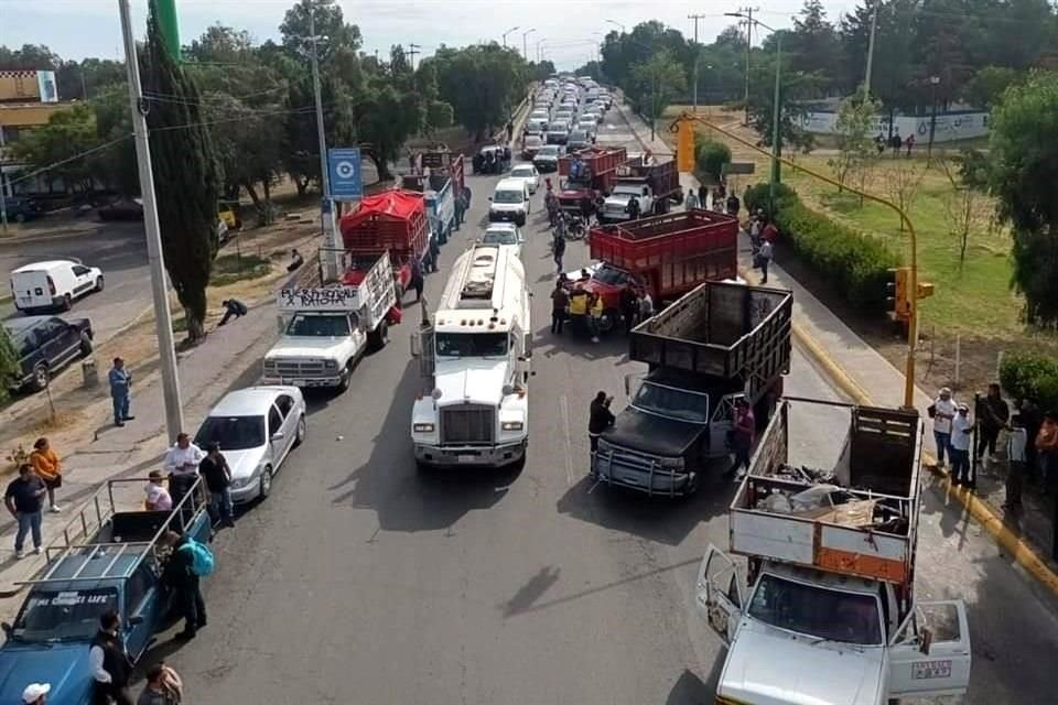 Operadores de grúas y servicios de pipas bloquearon por más de cinco horas la México-Querétaro, en el Municipio de Cuautitlán Izcalli, por extorsión y amenazas.