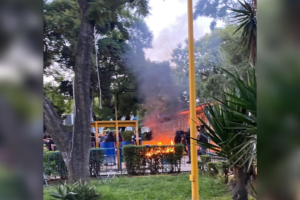 Un grupo de encapuchados irrumpió en el CCH Azcapotzalco, vandalizó e incendió las oficinas de dirección y lesionó a tres empleados.