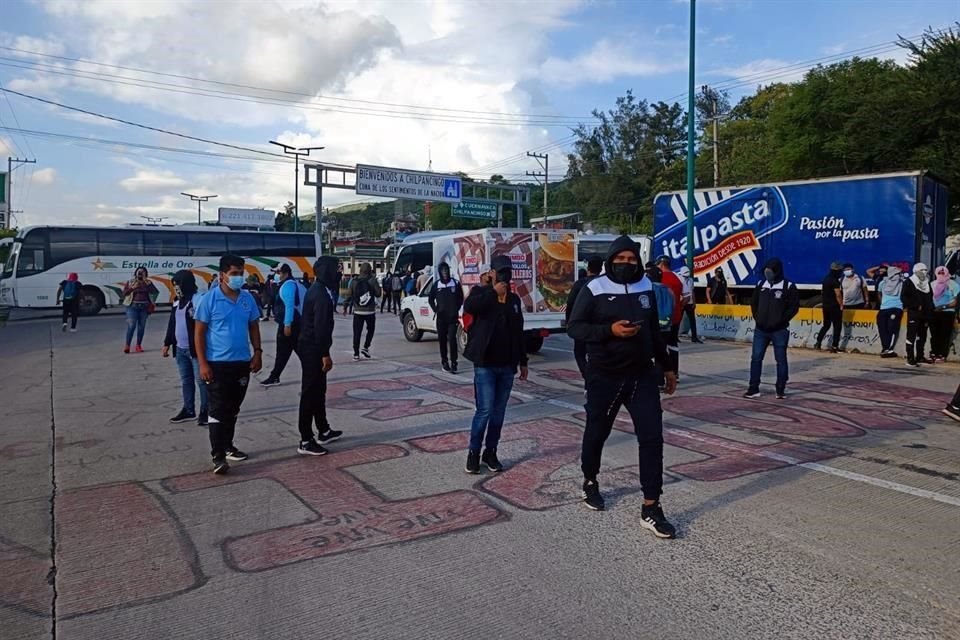 Los normalistas demandan la entrega de uniformes deportivos.