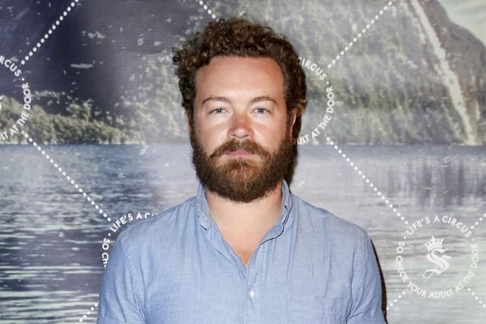 El actor Danny Masterson cede custodia de su hija a su ex pareja Bijou Phillips, mientras cumple su condena de 30 años por violación.