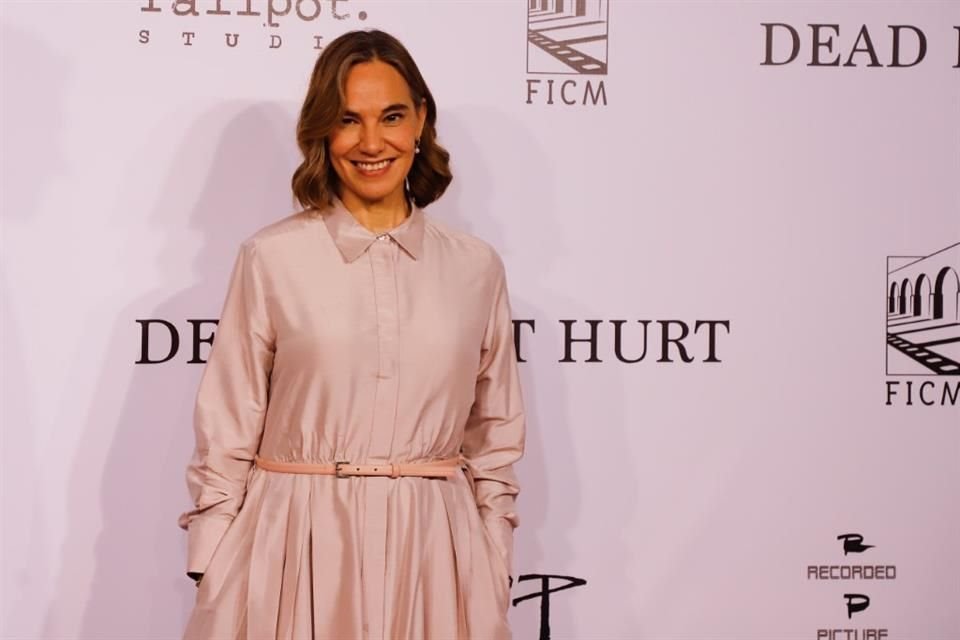 La directora del FICM, Daniela Michel, también arribó a la alfombra roja de 'The Dead Dont Hurt'.