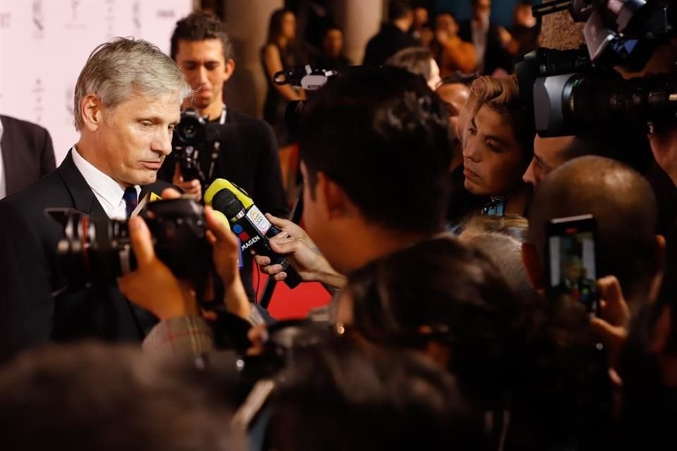 Los actores Willem Dafoe y Viggo Mortensen asistieron a la inauguración del Festival de Cine de Morelia, en el Teatro Mariano Matamoros.