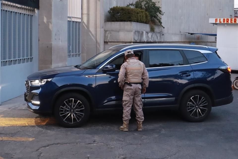 Entrada principal del panteón francés, lugar donde se velan los restos de Carlos Romero Deschamps. Personal de seguridad autoriza el ingreso de vehiculos.