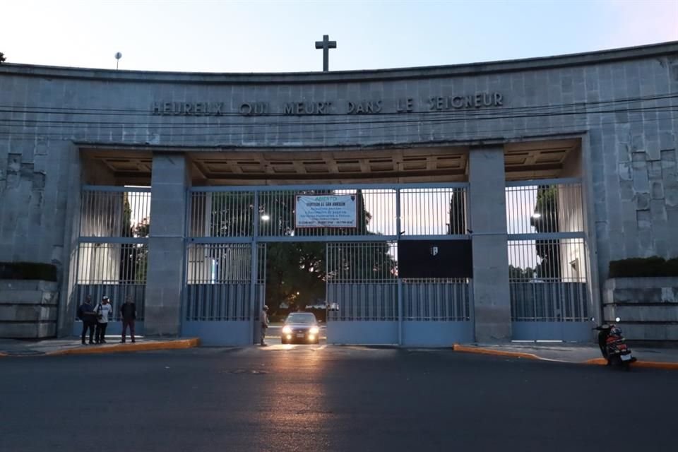 Carlos Romero Deschamps, ex líder del sindicato petrolero que falleció ayer, es despedido por amigos y familiares en el panteón francés.