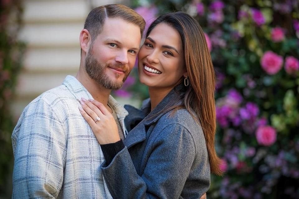 La mexicana Andrea Meza, Miss Universo 2020, anunció su compromiso matrimonial con su pareja, el influencer estadounidense Ryan Proctor.