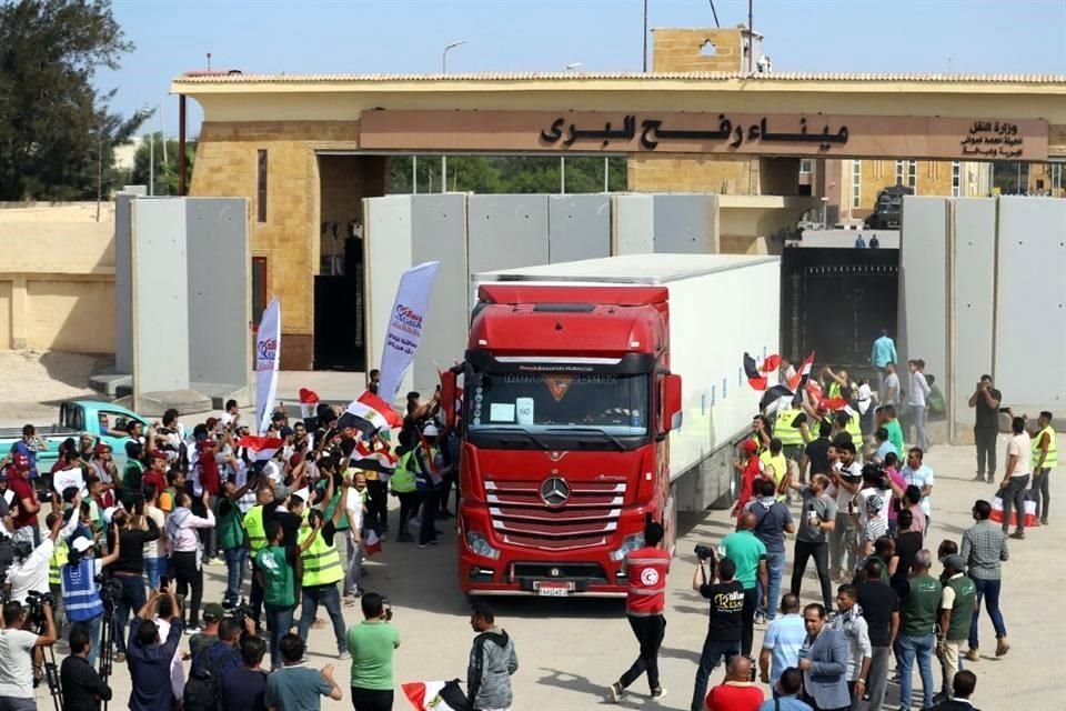 Los primeros camiones de ayuda humanitaria llegaron a la Franja de Gaza desde Egipto.