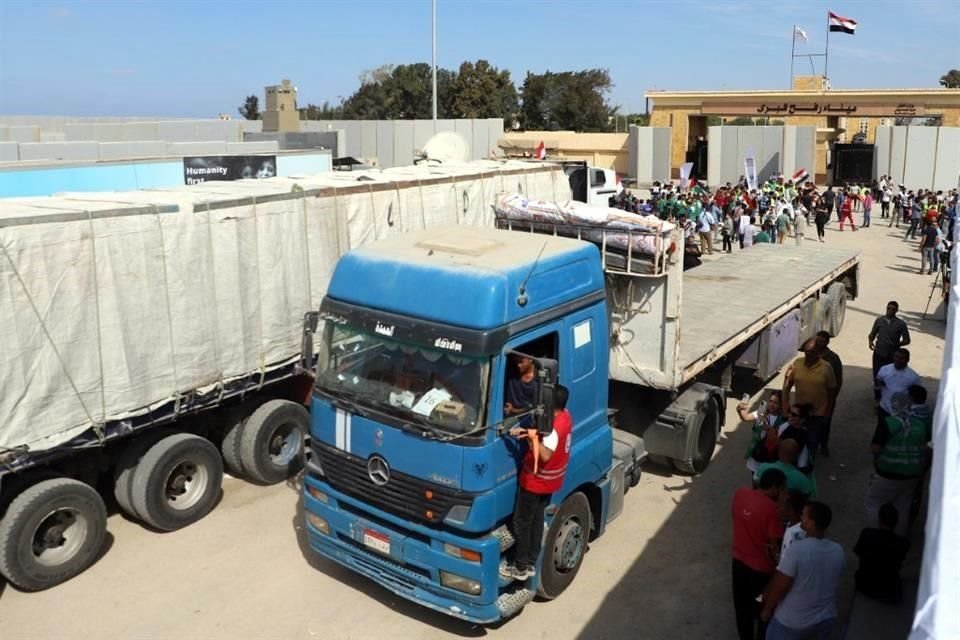 El convoy de 20 camiones incluye suministros vitales que serán recibidos por la Media Luna Roja Palestina.