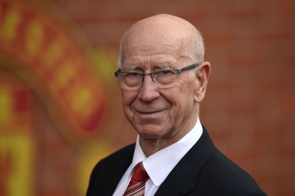 Sir Bobby Charlton, considerado uno de los mejores futbolistas en la historia del futbol inglés, falleció a los 86 años de edad.