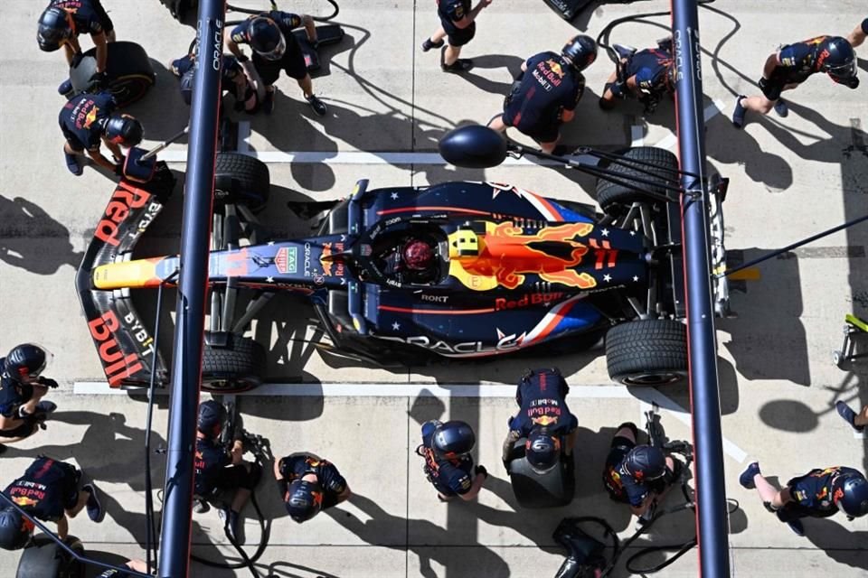 Los mecánicos de Red Bull en acción.