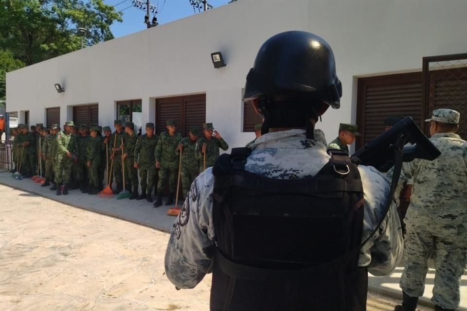 Algunos militares realizaron labores de limpieza.