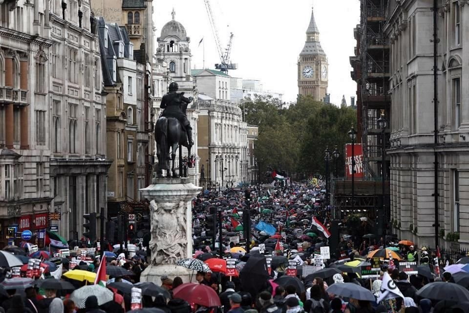 La gente participa en una 'Marcha por Palestina', en Londres para 'exigir el fin de la guerra en Gaza'.