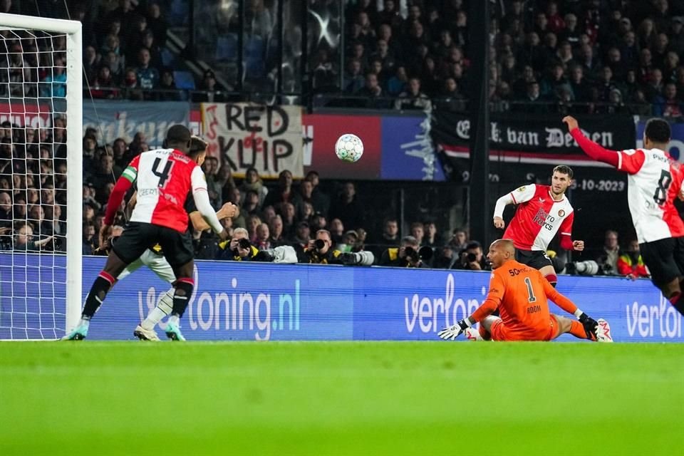 Ya son 13 goles de Santiago Giménez en la Eredivisie.